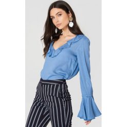 NA-KD Boho Top z falbanką - Blue. Niebieskie topy damskie marki NA-KD Boho, bez wzorów, z tkaniny, z falbankami. Za 100,95 zł.