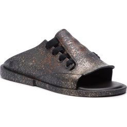 Klapki MELISSA - Ulitsa Splash Ad 32605 Black/Gold 50816. Czarne klapki damskie Melissa, bez wzorów, z tworzywa sztucznego, bez obcasa. Za 299,00 zł.