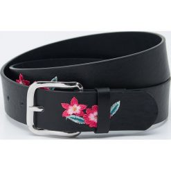 Pasek z haftowanymi kwiatami - Czarny. Czarne paski damskie Sinsay, w paski. Za 19,99 zł.