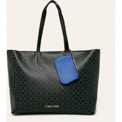 Calvin Klein - Torebka. Czarne torby damskie na zakupy Calvin Klein, w paski, ze skóry ekologicznej, na ramię, duże, bez dodatków. W wyprzedaży za 499,90 zł.