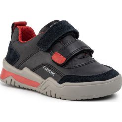 Sneakersy GEOX - J Perth B. C J947RC 05422 C0260 M Black/Dk Red. Czarne trampki chłopięce Geox, bez wzorów, z zamszu, na rzepy. W wyprzedaży za 149,00 zł.