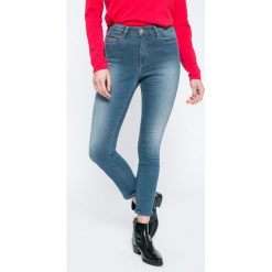 Hilfiger Denim - Jeansy Santana. Niebieskie jeansy damskie Hilfiger Denim, z elastanu, z podwyższonym stanem. W wyprzedaży za 239,90 zł.