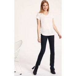 T-shirt krótki rękaw damski. Białe t-shirty damskie z jeansu. W wyprzedaży za 34,99 zł.