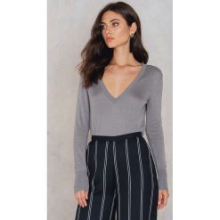 NA-KD Trend Sweter z dzianiny z dekoltem V - Grey. Szare swetry klasyczne damskie marki NA-KD Trend, z dzianiny, z dekoltem w serek. W wyprzedaży za 55,48 zł.