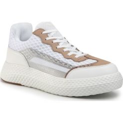 Sneakersy Emporio Armani X4X269 XM233 D234. Białe sneakersy męskie Emporio Armani, bez wzorów, bez zapięcia. W wyprzedaży za 749,00 zł.