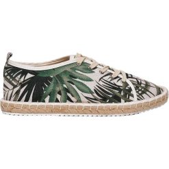 WIĄZANE ESPADRYLE W EGZOTYCZNY NADRUK. Zielone espadryle damskie marki Top Secret, z nadrukiem, z tkaniny. W wyprzedaży za 29,99 zł.