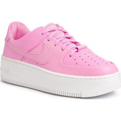 Buty NIKE - Af1 Sage Low AR5339 601 Psychic Pink/Psychic Pink. Różowe buty sportowe damskie Nike, bez wzorów, ze skóry ekologicznej, sportowe. Za 469,00 zł.