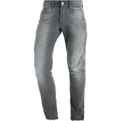 Mennace MAKAVELI DISTRESSED STEPPED RAW HEM Jeans Skinny Fit mid grey. Szare rurki męskie Mennace. W wyprzedaży za 199,20 zł.