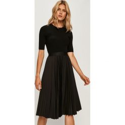Calvin Klein - Sukienka. Czarne sukienki damskie Calvin Klein, na co dzień, bez wzorów, z elastanu, casualowe, z okrągłym kołnierzem, z krótkim rękawem, krótkie, midi, rozkloszowane. Za 1049,00 zł.