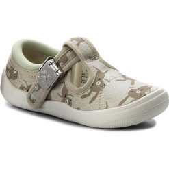 Kapcie CLARKS - Briley Bow 261316646 Cotton Combi. Brązowe sandały dziewczęce Clarks, z tworzywa sztucznego, bez zapięcia. W wyprzedaży za 99,00 zł.