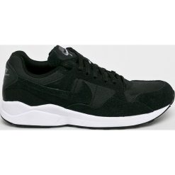 Nike Sportswear - Buty Air Pegasus. Czarne buty sportowe męskie Nike Sportswear, ze skóry, bez zapięcia. W wyprzedaży za 299,90 zł.