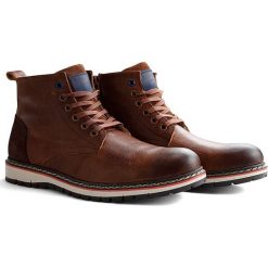 Skórzane sneakersy w kolorze jasnobrązowym. Pomarańczowe sneakersy męskie Travelin', z okrągłym noskiem, na sznurówki. W wyprzedaży za 369,95 zł.