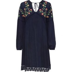 Lekka letnia sukienka bonprix ciemnoniebieski wzorzysty. Niebieskie sukienki damskie bonprix, na lato, z haftami, bez kołnierzyka, bez rękawów. Za 149,99 zł.