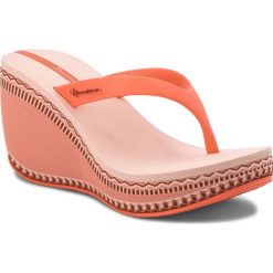 Japonki IPANEMA - Lipstick Thong VI Fem 82286 Pink/Orange 20907. Pomarańczowe klapki damskie marki Ipanema, bez wzorów, z tworzywa sztucznego, bez obcasa, na obcasie. W wyprzedaży za 119,00 zł.