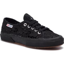 Tenisówki SUPERGA - 2750 Macramew S008YA0 Full Black 996. Czarne półbuty damskie Superga, na co dzień, bez wzorów, z gumy, bez obcasa, na płaskiej podeszwie, bez zapięcia. W wyprzedaży za 229,00 zł.