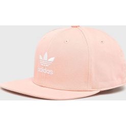 Adidas Originals - Czapka. Różowe czapki damskie marki adidas Originals, z bawełny. Za 119,90 zł.