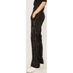 Desigual - Spodnie. Czarne spodnie damskie Desigual, s, bez wzorów, z wiskozy. W wyprzedaży za 299,90 zł.