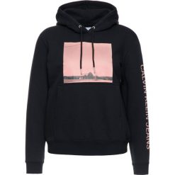 Bluza Calvin Klein Jeans J20J212331. Czarne bluzy damskie Calvin Klein Jeans, xs, bez wzorów, z bawełny, bez rękawów, bez kaptura. W wyprzedaży za 329,00 zł.