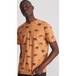T-shirt z nadrukiem - Khaki. Brązowe t-shirty damskie Reserved, s, z nadrukiem, bez kołnierzyka. W wyprzedaży za 24,99 zł.