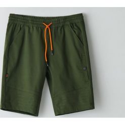 Szorty jogger z przeszyciami typu biker - Khaki. Brązowe spodenki i szorty męskie Cropp, bez wzorów. W wyprzedaży za 62,99 zł.