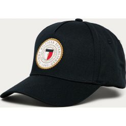 Tommy Hilfiger - Czapka. Czerwone czapki męskie TOMMY HILFIGER, z aplikacjami, z bawełny. Za 179,90 zł.