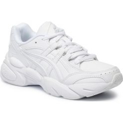 Sneakersy ASICS - Gel-Bnd 1022A194 White/White 100. Białe półbuty damskie Asics, ze skóry ekologicznej. W wyprzedaży za 299,00 zł.