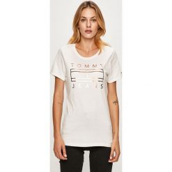 Tommy Jeans - T-shirt. Białe bluzki damskie Tommy Jeans, s, z nadrukiem, z bawełny, z okrągłym kołnierzem, z krótkim rękawem. W wyprzedaży za 119,90 zł.