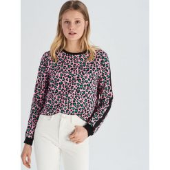 Krótka bluza w lamparcie cętki - Wielobarwn. Szare bluzy damskie marki Sinsay, s, z krótkim rękawem, krótkie. Za 59,99 zł.