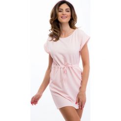 Jasnoróżowa sukienka ze sznurkiem w pasie 12660. Szare sukienki damskie Fasardi, xl, bez wzorów, bez kołnierzyka, bez rękawów. Za 44,00 zł.