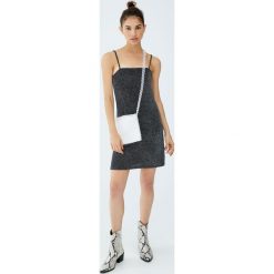 Krótka metaliczna sukienka wieczorowa. Czarne sukienki damskie Pull&Bear, bez wzorów, wizytowe, bez kołnierzyka, z krótkim rękawem, krótkie, mini. Za 59,90 zł.