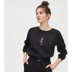 Bluza basic z nadrukiem - Czarny. Czarne bluzy damskie Cropp, s, z nadrukiem, bez rękawów, bez kaptura. Za 59,99 zł.