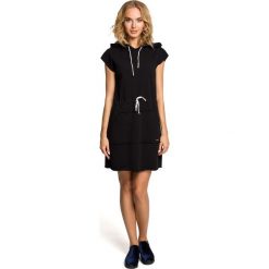 JULIET Mini sukienka dresowa z kapturem - czarna. Czarne sukienki dresowe marki Moe, na imprezę, sportowe, z kapturem, z krótkim rękawem, mini, sportowe. Za 136,99 zł.