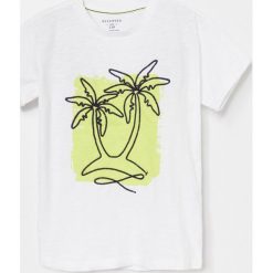 T-shirt z nadrukiem i haftem - Biały. Białe t-shirty męskie Reserved, m, z nadrukiem, bez kołnierzyka. Za 29,99 zł.