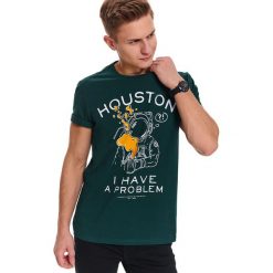 T-shirt z nadrukiem. Zielone t-shirty męskie Top Secret, na wiosnę, m, z nadrukiem, z bawełny, wakacyjne, bez kołnierzyka, krótkie. W wyprzedaży za 24,99 zł.