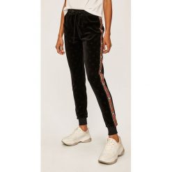 Guess Jeans - Spodnie. Czarne spodnie damskie Guess Jeans, s, z aplikacjami, z bawełny. Za 299,90 zł.