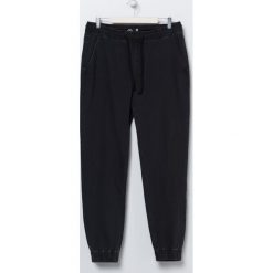 Jeansowe joggery - Szary. Szare spodnie męskie Sinsay, bez wzorów, z jeansu. Za 49,99 zł.