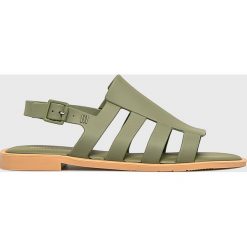 Melissa - Sandały. Zielone klapki damskie marki Melissa, bez wzorów, z materiału, bez obcasa, na szpilce. Za 289,90 zł.