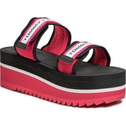 Klapki TOMMY JEANS - Chunky Tape Flatform Sandal EN0EN00871 Blush Red XIF. Różowe klapki damskie Tommy Jeans, bez wzorów, z jeansu, bez obcasa. W wyprzedaży za 239,00 zł.