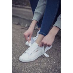 Puma białe Basket Heart Patent Wns 02. Białe trampki dziewczęce Puma, bez wzorów, z materiału, bez zapięcia. W wyprzedaży za 319,00 zł.