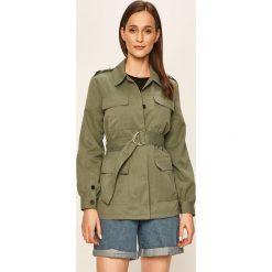 Vero Moda - Kurtka. Kurtki damskie Vero Moda, w paski, z poliesteru, krótkie, bez kaptura. W wyprzedaży za 229,90 zł.