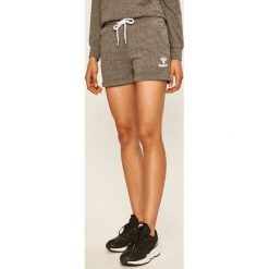 Hummel - Szorty. Szare spodenki sportowe damskie Hummel, s, z nadrukiem, z bawełny, sportowe. Za 129,90 zł.