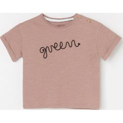 Bawełniany t-shirt z aplikacją - Brązowy. Pomarańczowe t-shirty męskie Reserved, z aplikacjami, z bawełny, bez kołnierzyka. W wyprzedaży za 19,99 zł.