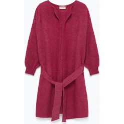 Kardigan "Woxilen" w kolorze fuksji. Różowe swetry damskie American Vintage, w paski, z wełny. W wyprzedaży za 239,95 zł.