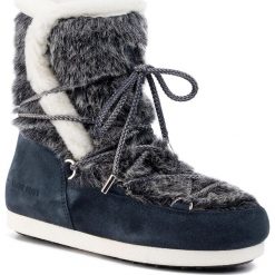 Śniegowce MOON BOOT - Mb Far Side High Faux Fur 24201000001 Navy Blue. Niebieskie kozaki damskie Moon Boot, na zimę, ze skóry, bez obcasa, bez zapięcia. W wyprzedaży za 679,00 zł.