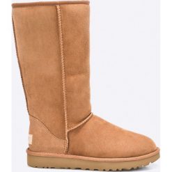 UGG - Kozaki W Classic Tall II. Brązowe botki damskie na obcasie marki Ugg, z materiału, z okrągłym noskiem. Za 1199,00 zł.
