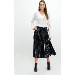 Sweter Guess W94R0 TZ2IT0. Białe swetry damskie Guess, l, z aplikacjami, klasyczne, bez rękawów, bez kaptura. W wyprzedaży za 269,00 zł.