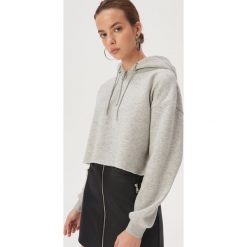 Krótka bluza z kapturem - Jasny szary. Szare bluzy damskie Sinsay, s, bez wzorów, z krótkim rękawem, krótkie, z kapturem. Za 49,99 zł.