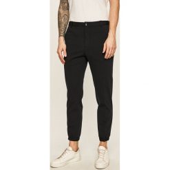 Calvin Klein - Spodnie. Niebieskie spodnie męskie Calvin Klein, na co dzień, bez wzorów, z elastanu. W wyprzedaży za 399,90 zł.