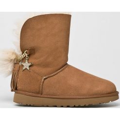 UGG - Śniegowce Classic Charm. Brązowe śniegowce damskie marki Ugg, z materiału. W wyprzedaży za 899,90 zł.