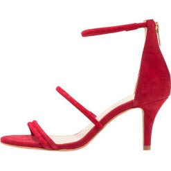 Sandały damskie: Vince Camuto AVIRAN Sandały ruby red